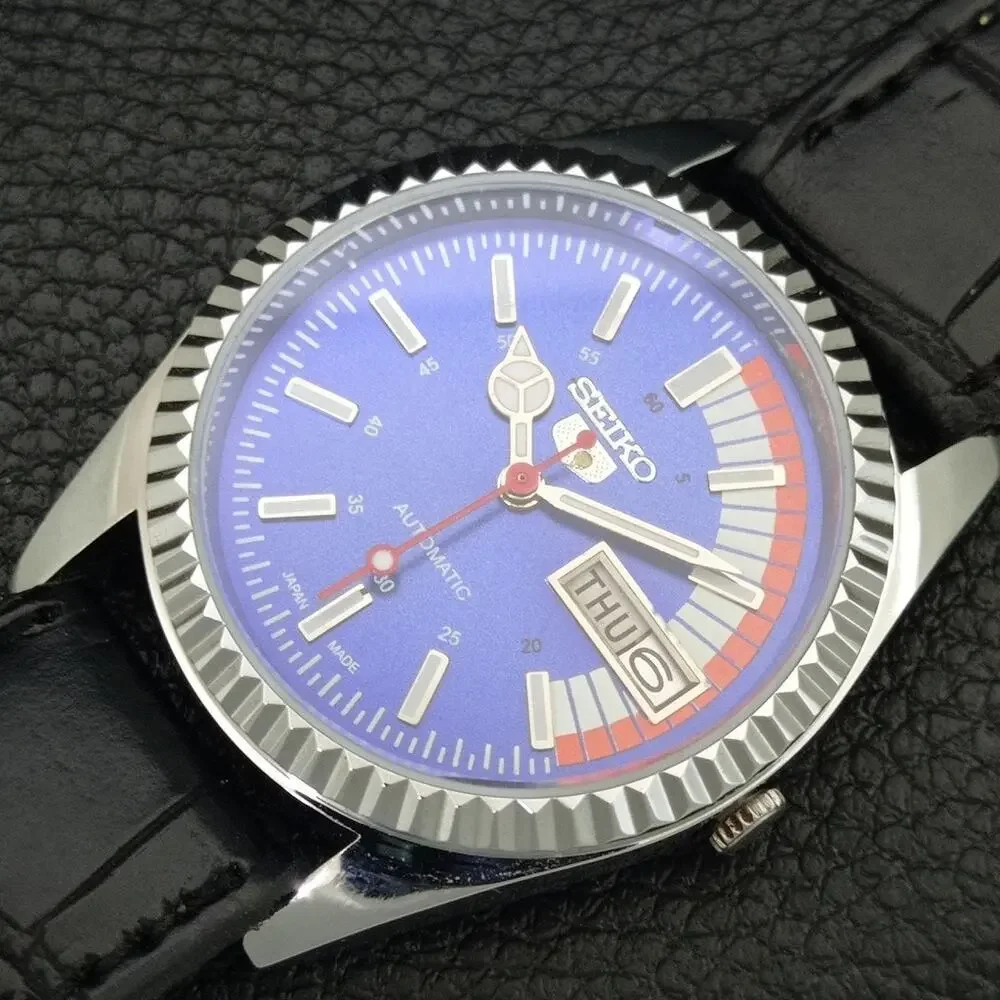 Vintage 1990 Seiko Automatic Mens Silver Watch W/daydate & Red accents
